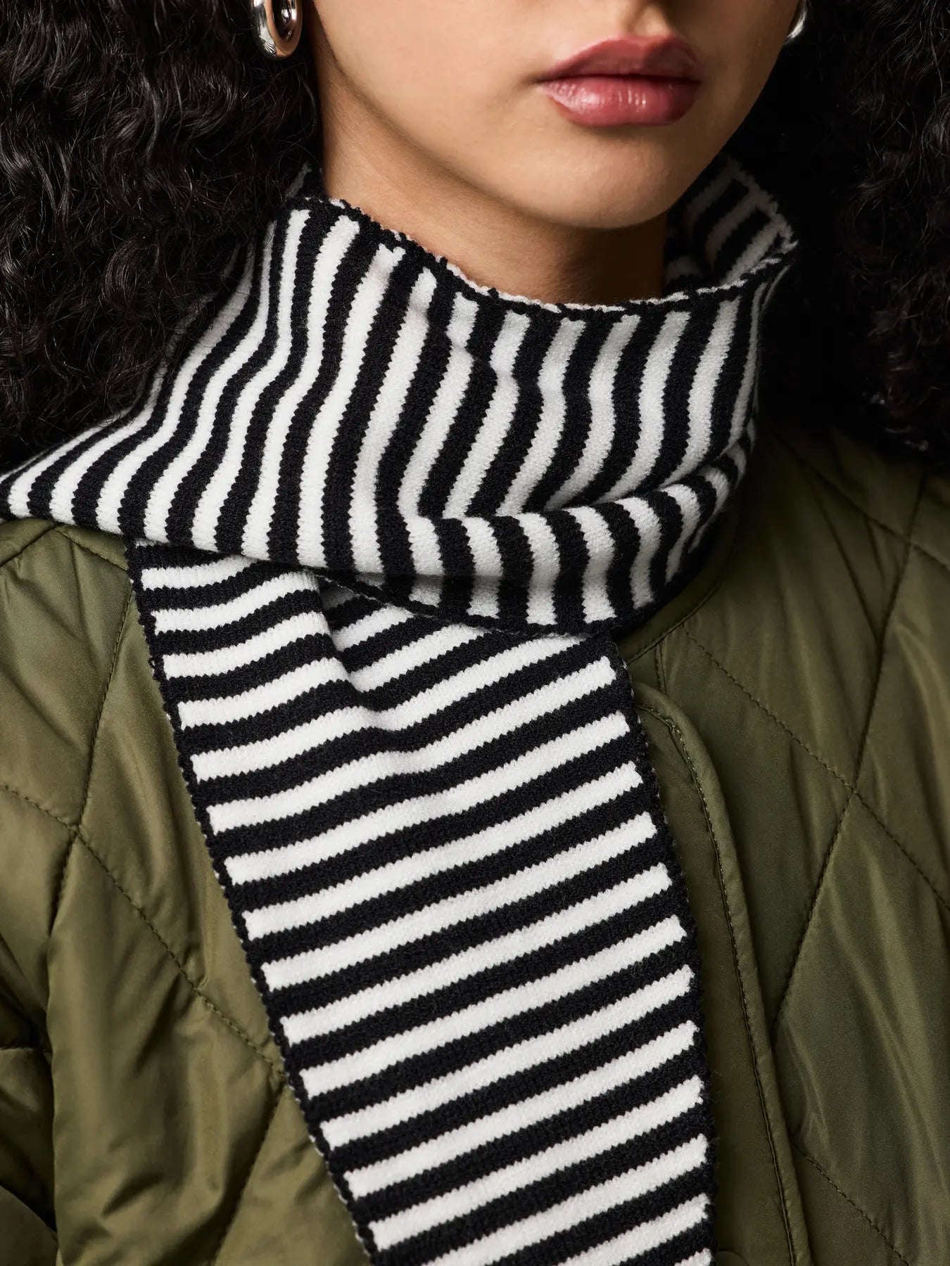 PCKOMMA TRIANGLE SCARF -Svartrandig