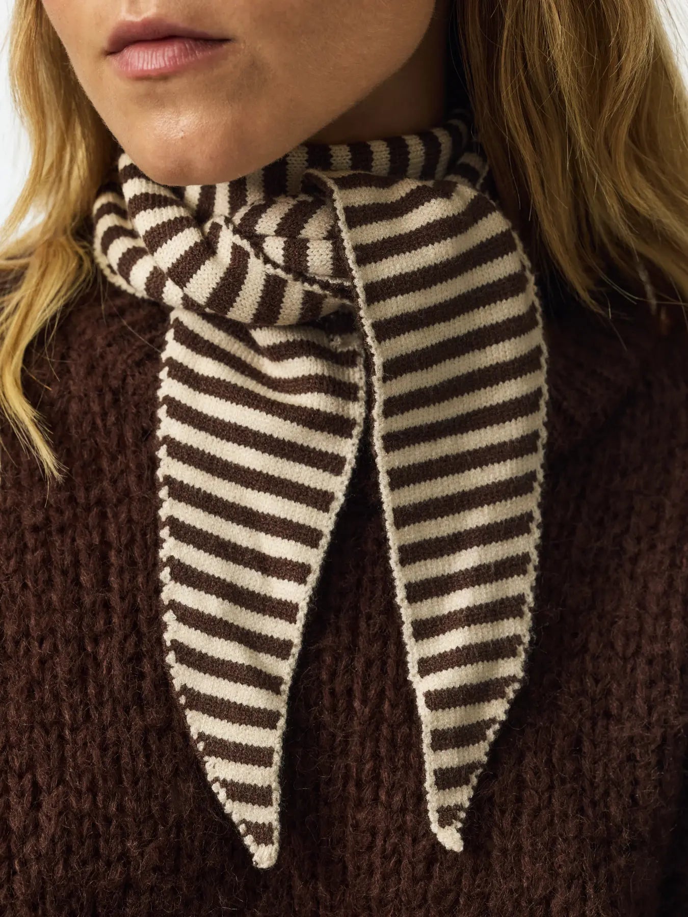 PCKOMMA TRIANGLE SCARF -Brunrandig